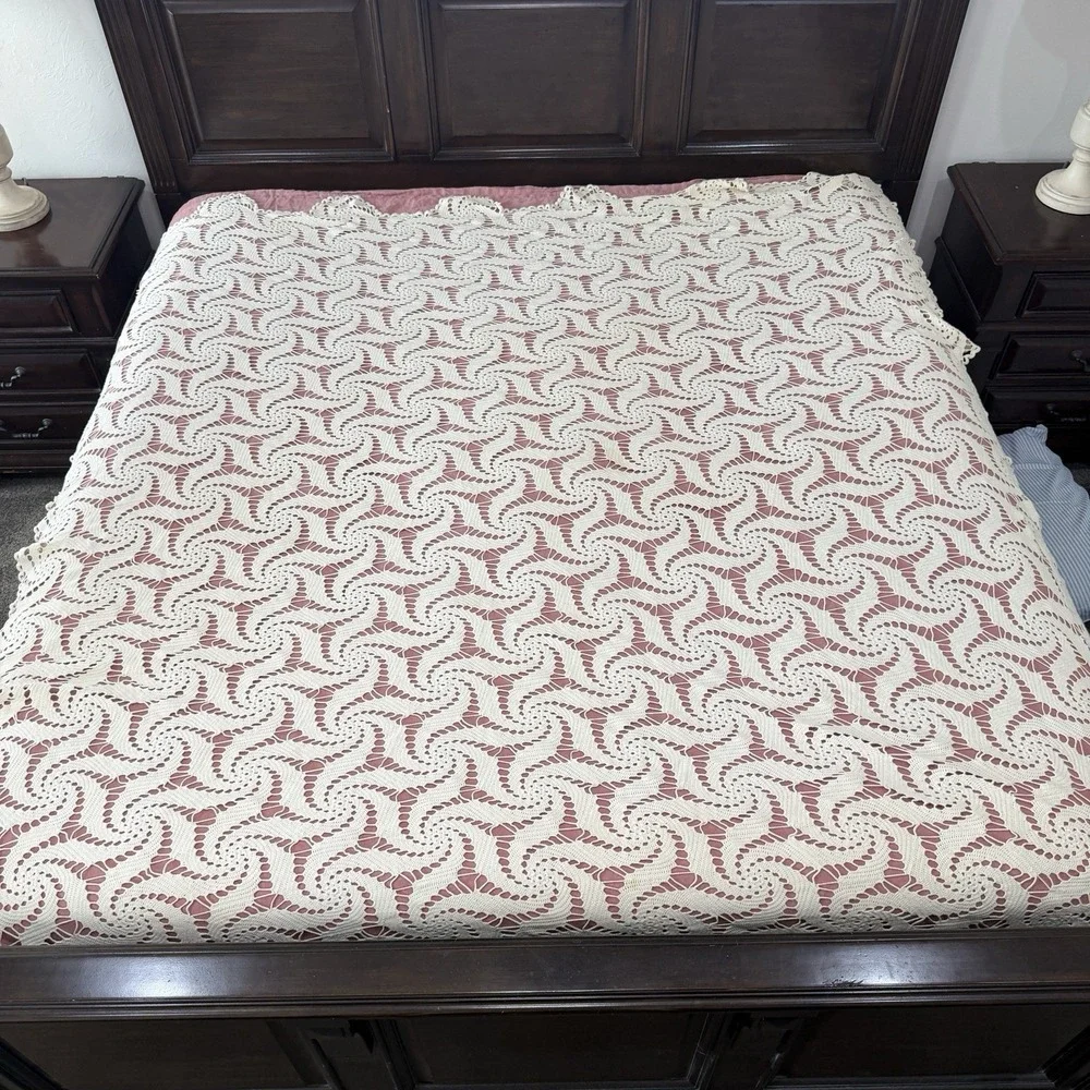 Hand Crocheted Lace Bedspread Queen Neutral‎ Swirl Blanket Vtg Handmade Beige